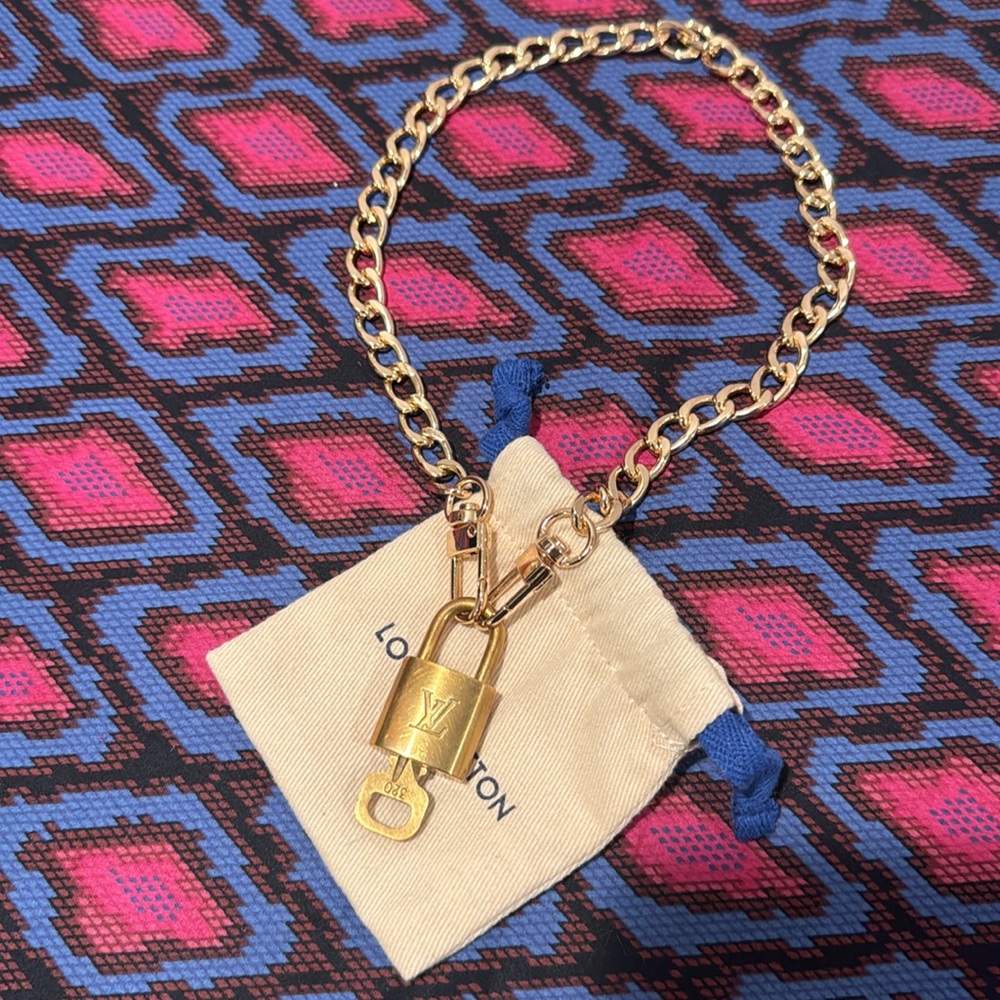 ❤️Louis Vuitton Lock & Key w/pouch❤️ - Picture 3 of 3
